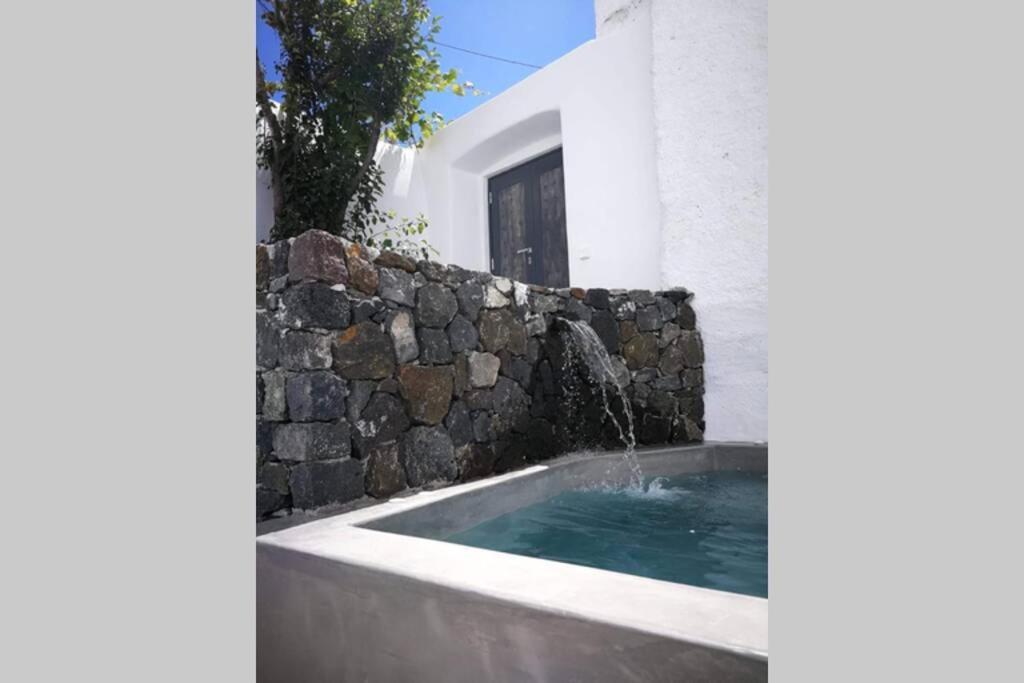 Santorini Folia Cave house, 4 pers, view, jacuzzi Villa Pýrgos Buitenkant foto